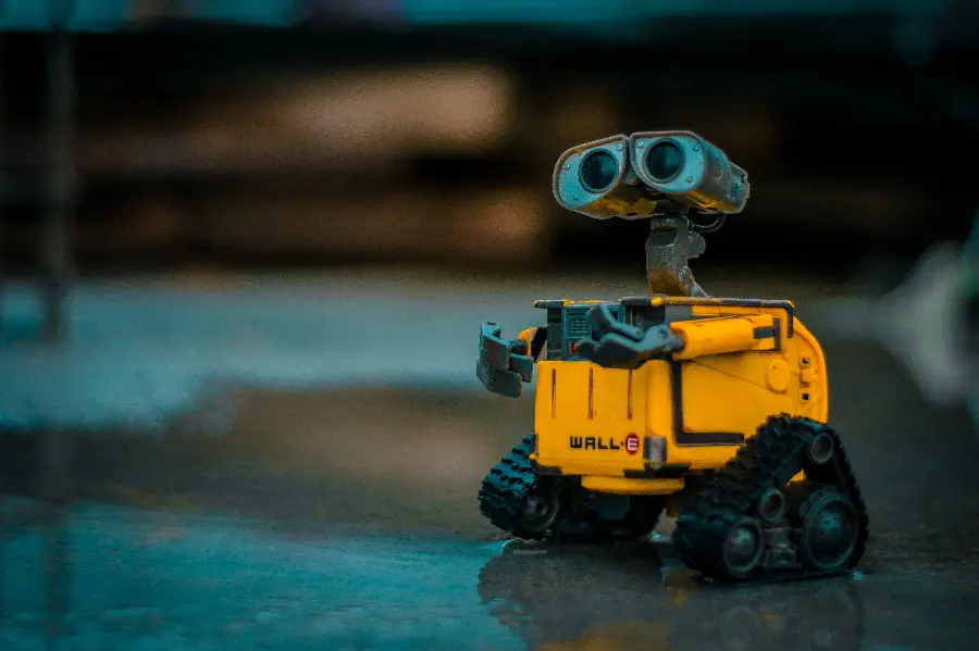 ربات ناز وال ای WALL E با چهره ای مظلوم و دوستداشتنی