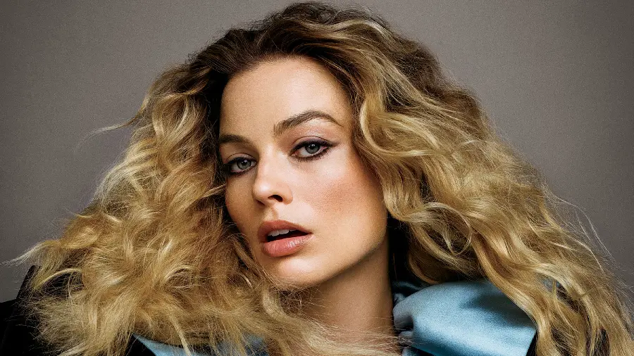 تصویر مارگو رابی Margot Robbie با موهای فرفری و وز و قرمز رنگ