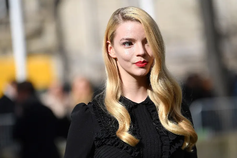 عکس آنیا تیلور جوی Anya Taylor Joy جذاب با موهای بلوند و لباس مشکی