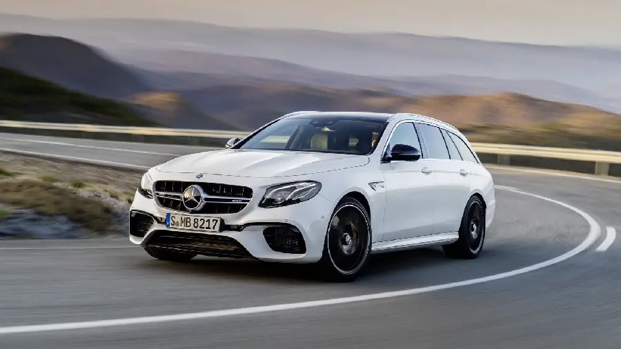 تصویر زمینه مرسدس AMG E63 سفید در میان جاده 