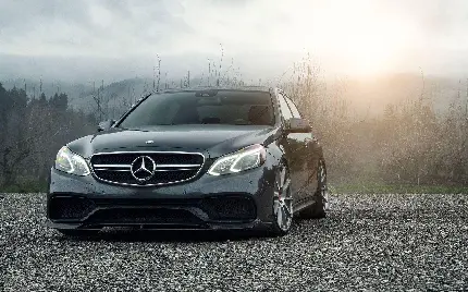 پس زمینه اچ دی مرسدس بنز AMG E63 مشکی در جاده سنگی