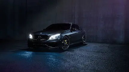 عکس مرسدس مشکی AMG E63 با چراغ های روشن در تاریکی 