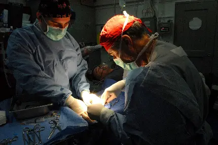 عکس پروفایل پزشکان جراحی بینی در محیط تاریک اتاق عمل