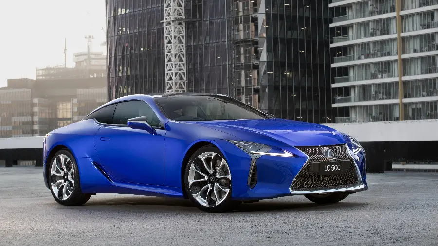 عکس زمینە محبوب از لکسوس LC 500 آبی سیر رنگ مقابل چند ساختمان