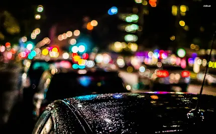 تصویر مبهم از چراغ‌های شهر و یک ماشین در هوای بارانی شهر