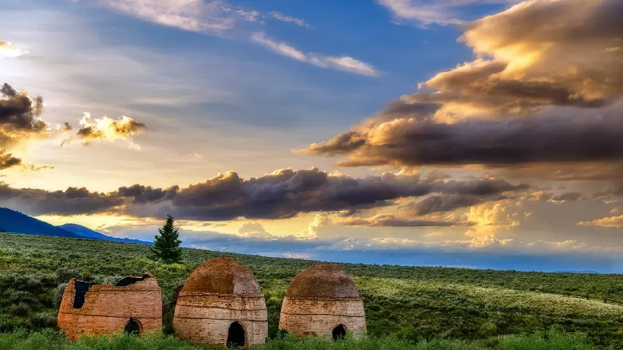 تصویر زمینه طبیعت دلنواز با بازی نور میان ابرها در یک قاب زیبا