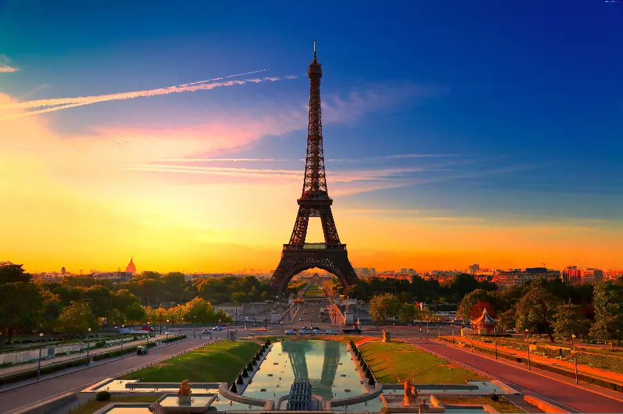 تصویر برج ایفل در شهر پاریس فرانسه زیر آسمان غروب 2023