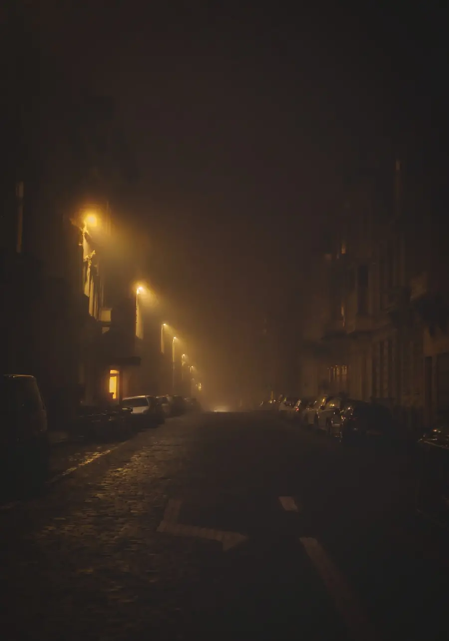 نمای عاشقانه HD از خیابان تنهایی با چراغ های زرد درخشان