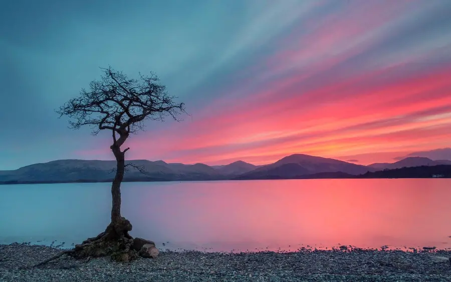 تصویر زمینه آسمان 4K زیبا با رنگ‌ های گوناگون غروب آفتاب