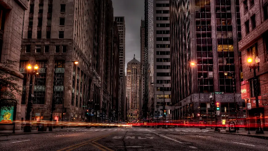 عکس خیابان تاریک و خلوت با ساختمان های بلند و شیک مخصوص والپیپر