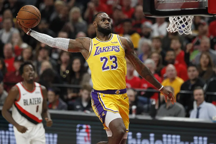 صحنه بازی دیدنی LeBron James در ان بی ای