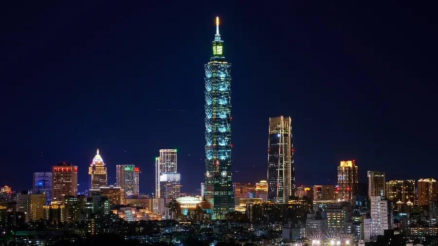 تصویر Ultra HD برج بلند زیبا در شب به عنوان Background
