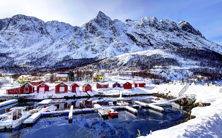 بک گراند دیدنی از کوهای برفی زیبا و خانه های رنگی رنگی 