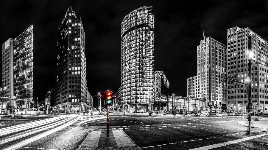 دانلود عکس شهر با ساختمان های بلند و نورانی در شب