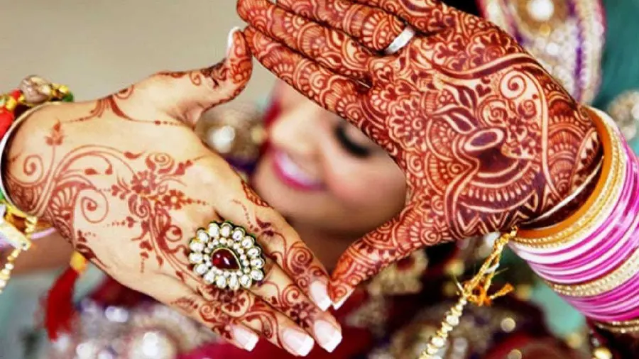تصویر مدل هندی حنا کف و پشت دست با الگوی پیچیده گل و کوزه برای مراسم عروسی 
