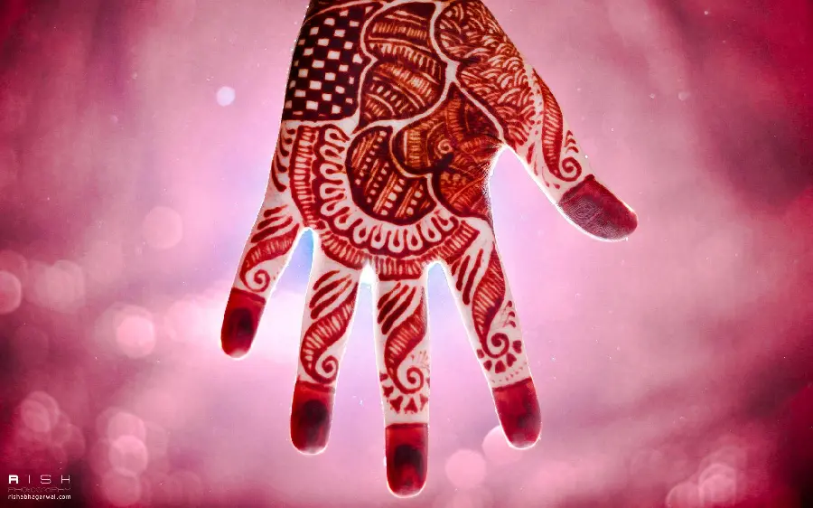 عکس مدل جذاب حنا کف دست با الگوی هندسی خاص ویژه در سنت هندی