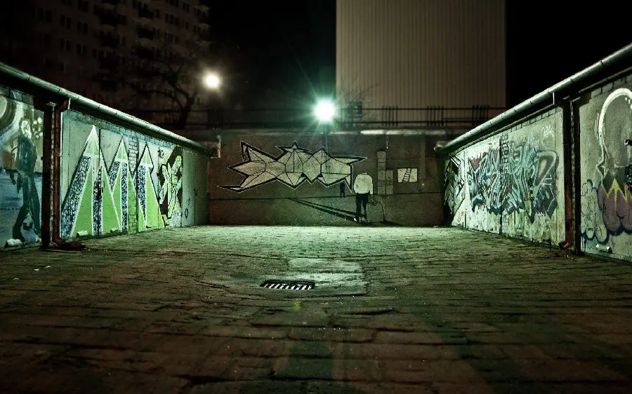 عکس ترسناک نقاشی های دیواری سبک گرافیتی جالب و دیدنی در شب 