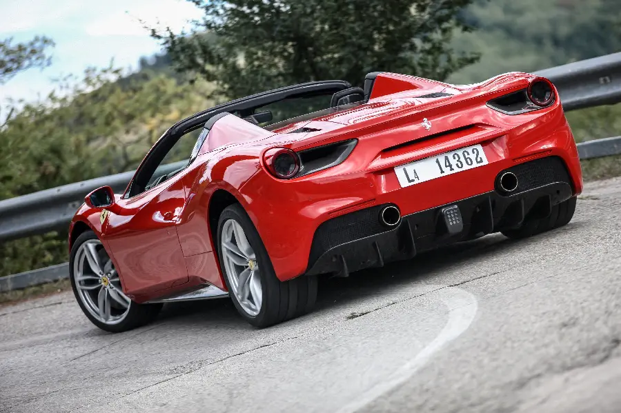 والپیپر خفن ماشین Ferrari 488 قرمز در جاده با کیفیت تماشایی