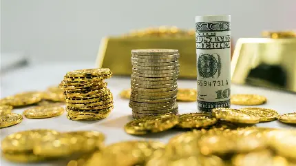عکس استوک سکه های طلایی کوچک و بزرگ و اسکناس دلاری آمریکا 