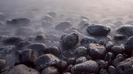 عکس جالب سنگ های مشکی و براق در کنار مه با کیفیت بالا