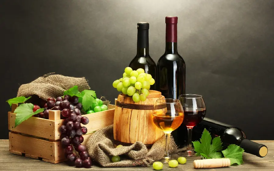 عکس شریت انگور grape سفید و سیاه با چیدمان تماشایی