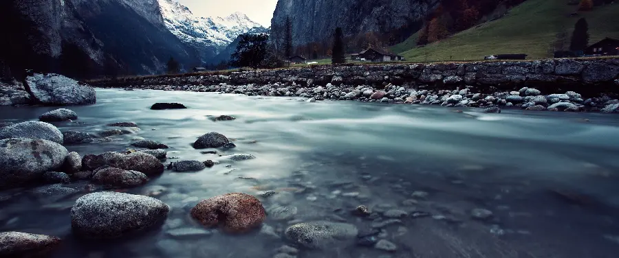 دانلود تصویر خارق‌العاده از سنگ طبیعی و زیبا کنار آب