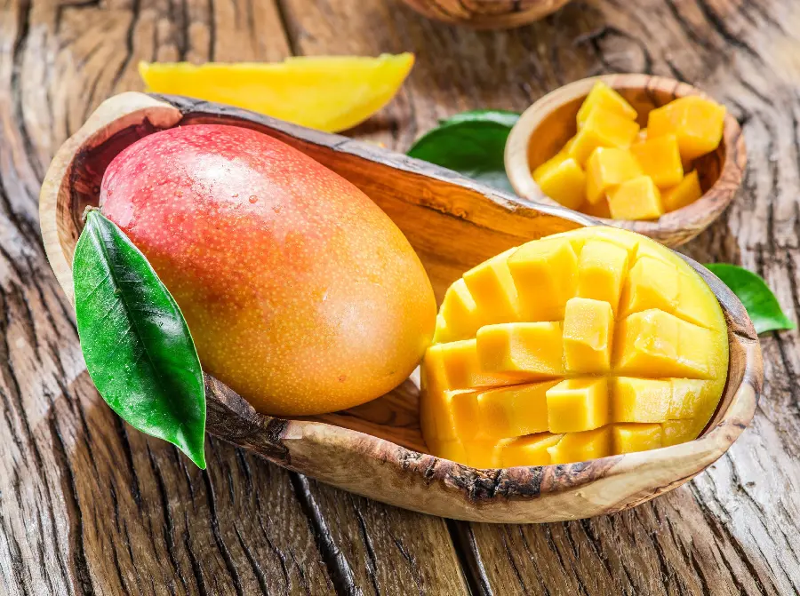 عکس انبه mango در ظرف چوبی بسیار زیبا با کیفیت عالی