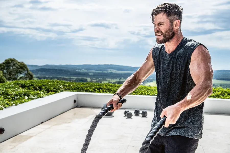 عکس زمینه کریس همسورث Chris Hemsworth بازیگر خوشتیپ و خوش هیکل استرالیایی 