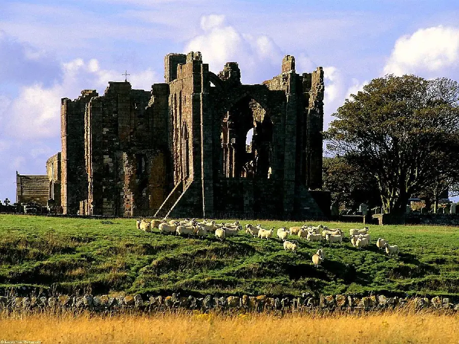 دانلود عکس بنا تاریخی در جزیره مقدس Lindisfarne با کیفیت خوب