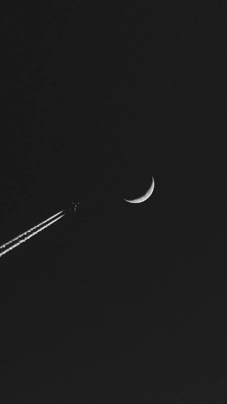 والپیپر مینیمال مشکی پرواز با شتاب و سرعت زیاد به سمت هلال ماه
