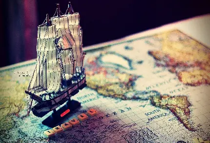 عکس کشتی بادبانی مسافرتی روی نقشه کره زمین