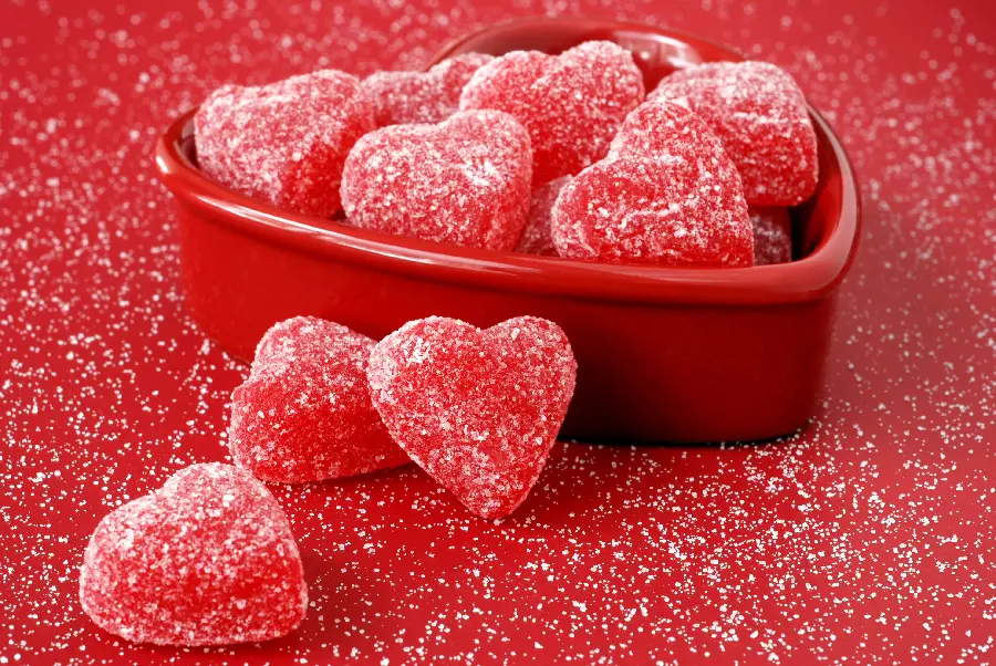 والپیپر ولنتاینی جالب و دیدنی به شکل پاستیل های قلبی قرمز