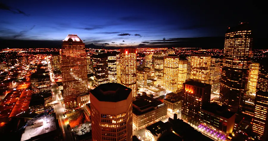 تصویر هوایی جالب و تماشتیی از آسمان شب یک شهر مدرن