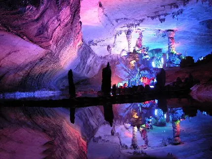 عکس زمینه جذاب غار کریستالی نی فلوت واقع در چین