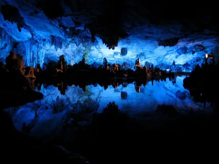 والپیپر شگفت انگیز از غار کریستالی با نورهای آبی