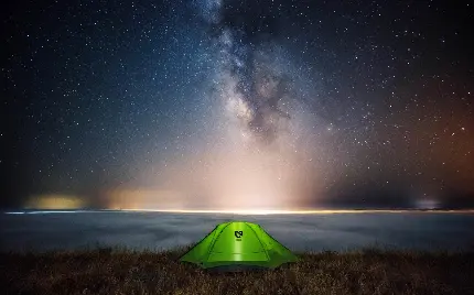 تصویر زمینه کمپینگ بهاری زیر آسمان پرستاره شب رویایی