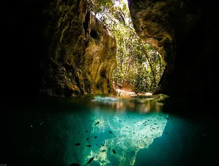 تصویر دریاچه درون یک غار کریستالی و تاریخی