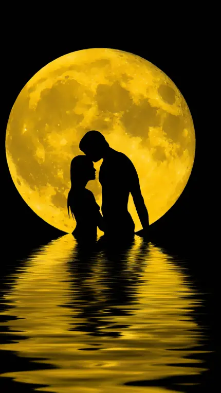 والپیپر عالی و چشم نواز ژست عاشقانه با زمینه ماه کامل طلایی