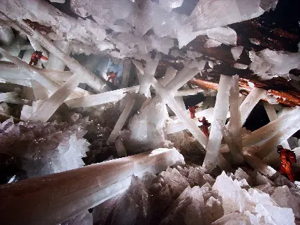 عکس با بهترین زاویه عکاسی از کریستال های شکل گرفته درون غار