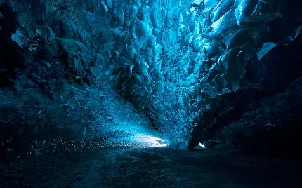 غار یخی با کریستال های طبیعی چشم نواز