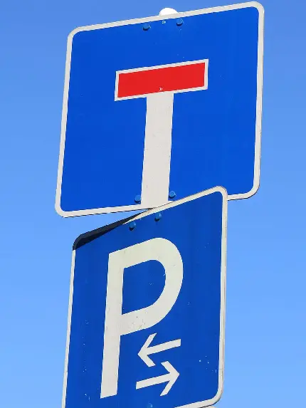تصویر تابلو علائم رانندگی نشان بن بست و پارکینگ در یک قاب