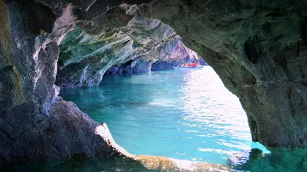 دریاچه غار طبیعی با آب‌های زلال