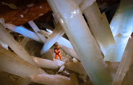 عکس زمینه خاص برای محققین غارهای کریستالی