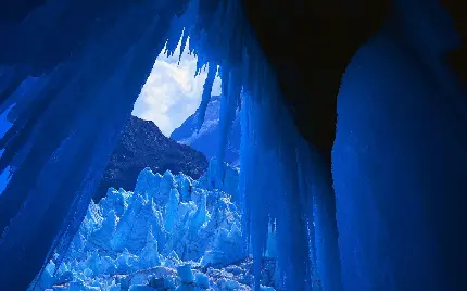 غار کریستال یخی از جاذبه های طبیعی چشم نواز